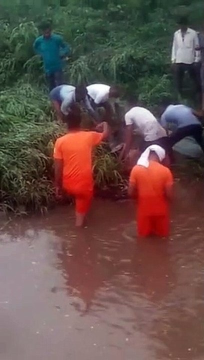 सारथल में बुधवार को मना करने के बाद भी नाला पार करता युवक बह गया था, तड़के पहुंची एसडीआरएफ की टीम, शव को बाहर निकाला