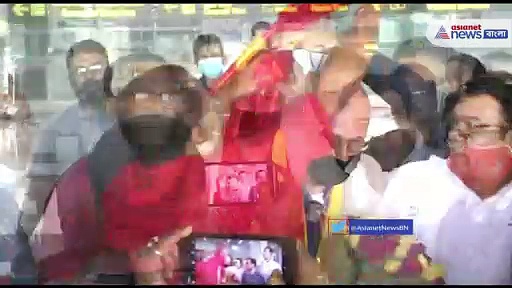 শহরে ইস্টবেঙ্গলের কোচ স্টিফেন কনস্ট্যান্টাইন, বিমানবন্দরে উষ্ণ স্বাগত জানাল ইস্টবেঙ্গল ফ্যানেরা