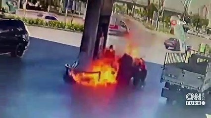 Benzin alırken çakmağı ateşledi