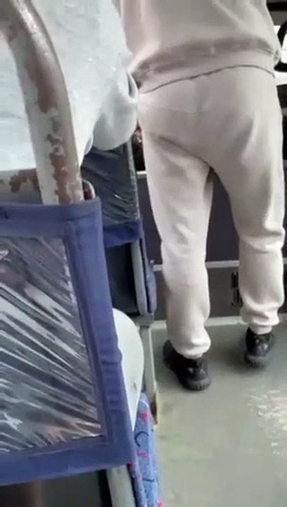 Водій маршрутки вийшов з битою, аби відігнати «шаровика»