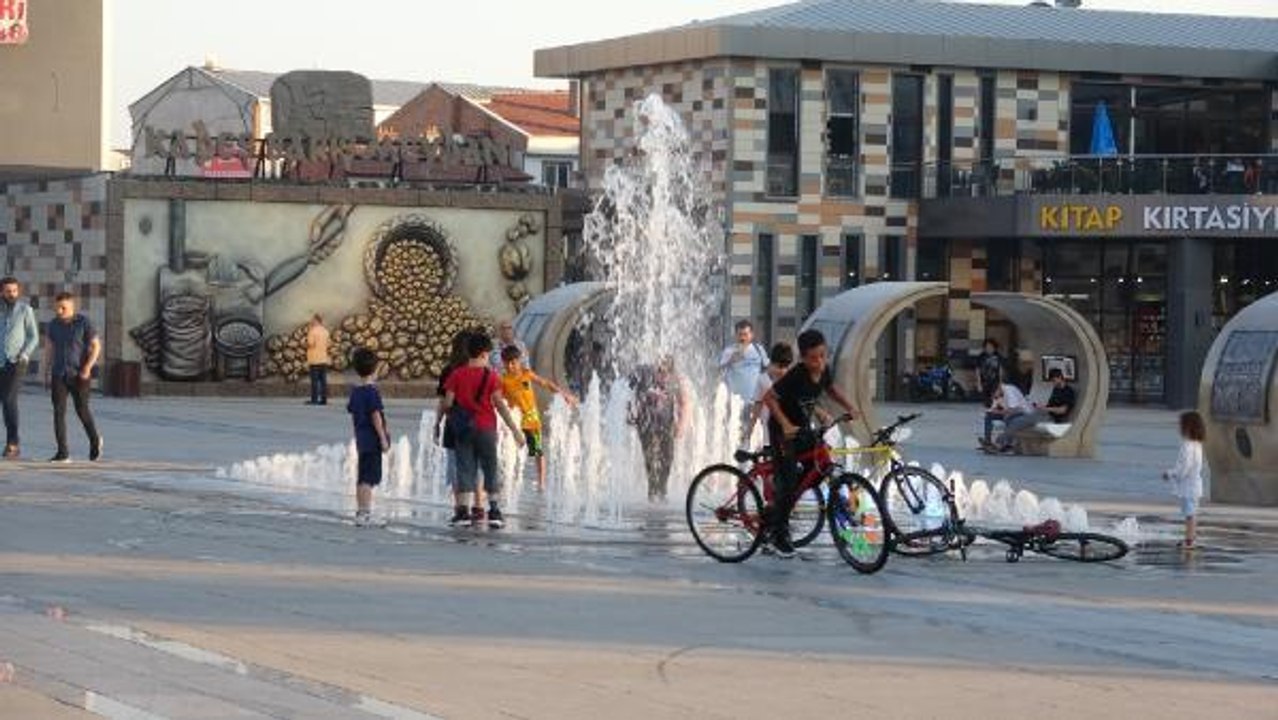 ÇOCUKLARIN SICAK HAVADA 'FISKİYE' EĞLENCESİ