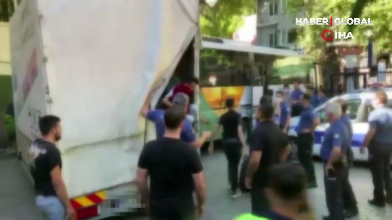 15 Temmuz Şehitler Köprüsü’nde polisin ‘dur' ihtarına uymayan kamyonetten 56 kaçak göçmen çıktı