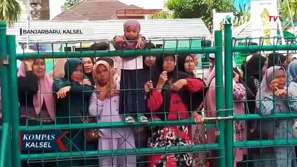 Keluarga Antusias Jemput Jemaah Haji Asal Kalsel, Bawa 6 Mobil Dibalut Kain