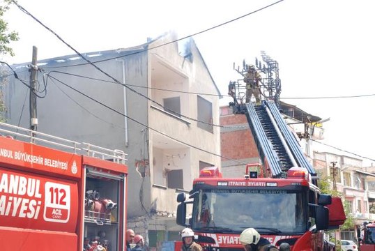 Son dakika haber... Pendik'te metruk binanın çatısında çıkan yangın söndürüldü
