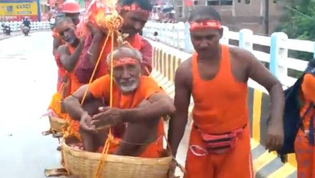 82 वर्षीय मां और 85 वर्षीय पिता को लेकर देवघर के लिए रवाना हुए बेटे,लोगों ने कहा- भगवान श्रवण का रूप