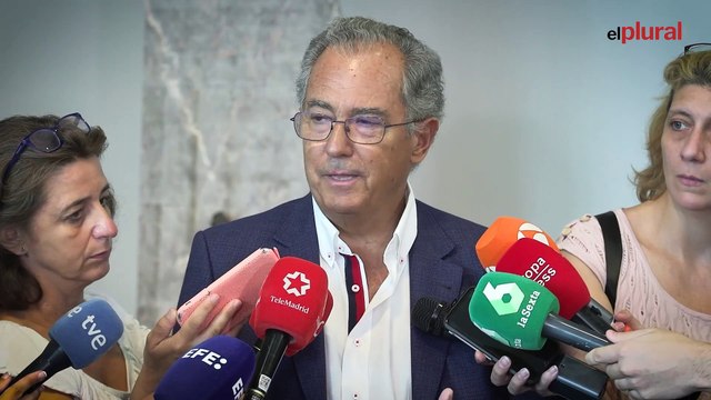 El portavoz de Ayuso hace caso al autoritario Sánchez y se quita la corbata