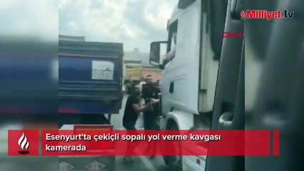 Esenyurt'ta çekiçli sopalı yol verme kavgası kamerada