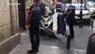 La Policía rescata a un buitre desorientado y deshidratado en pleno centro de Madrid