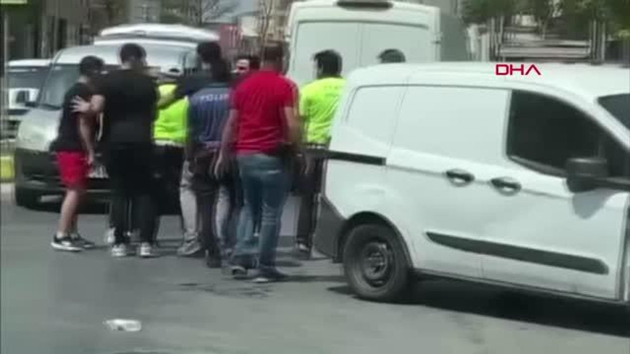 Son dakika haberleri! SULTANBEYLİ'DE TRAFİK KAZASI SONRASI TEKMELİ YUMRUKLU KAVGA KAMERADA