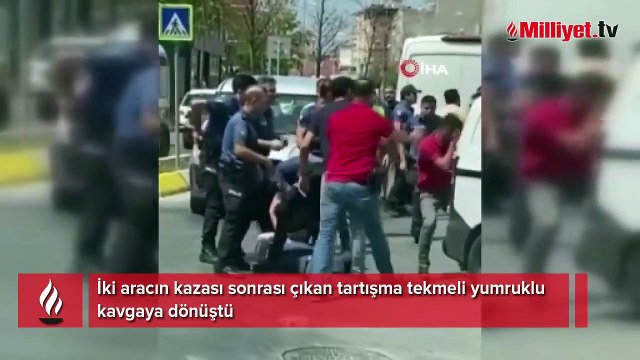 Sultanbeyli'de trafik kazası sonrası tekmeli yumruklu kavga kamerada