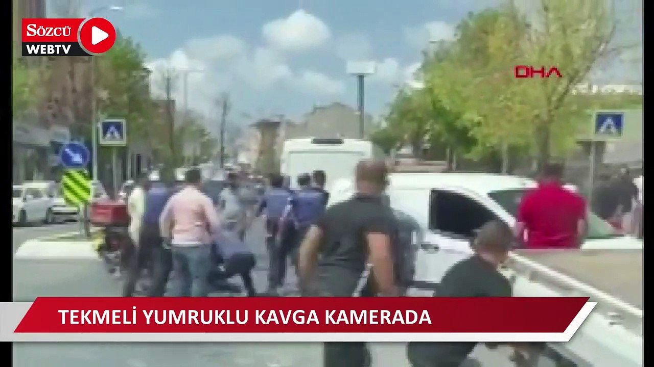 Sultanbeyli'de trafik kazası sonrası tekmeli yumruklu kavga kamerada