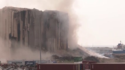 انهيار صومعتين أخريين في مرفأ بيروت