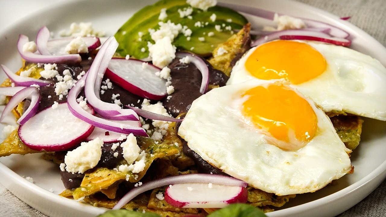 How to Make Chilaquiles Verdes