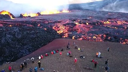 Curiosos visitam local de erupção na Islândia