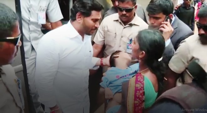 అన్నా బిడ్డకు బాగోలేదు మహిళ వేదన... Ys Jagan ఒక్కసారిగా కాన్వాయ్ ఆపి *AndhraPradesh