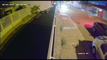 Vídeo mostra motorista de Cruze fugindo após bater em carro estacionado no Novo Milênio