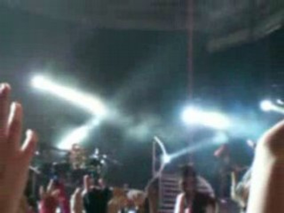 Tokio Hotel le 9 mars- arrivée de Bill avec son mégaphone