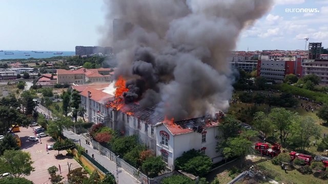 Turchia, in fiamme l'ospedale greco di Balıklı ad Istanbul