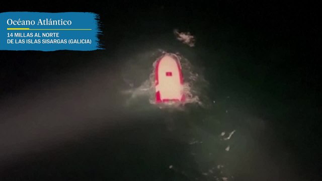 Salvamento Marítimo rescata a un navegante tras 16 horas en un barco volcado | EL PAÍS