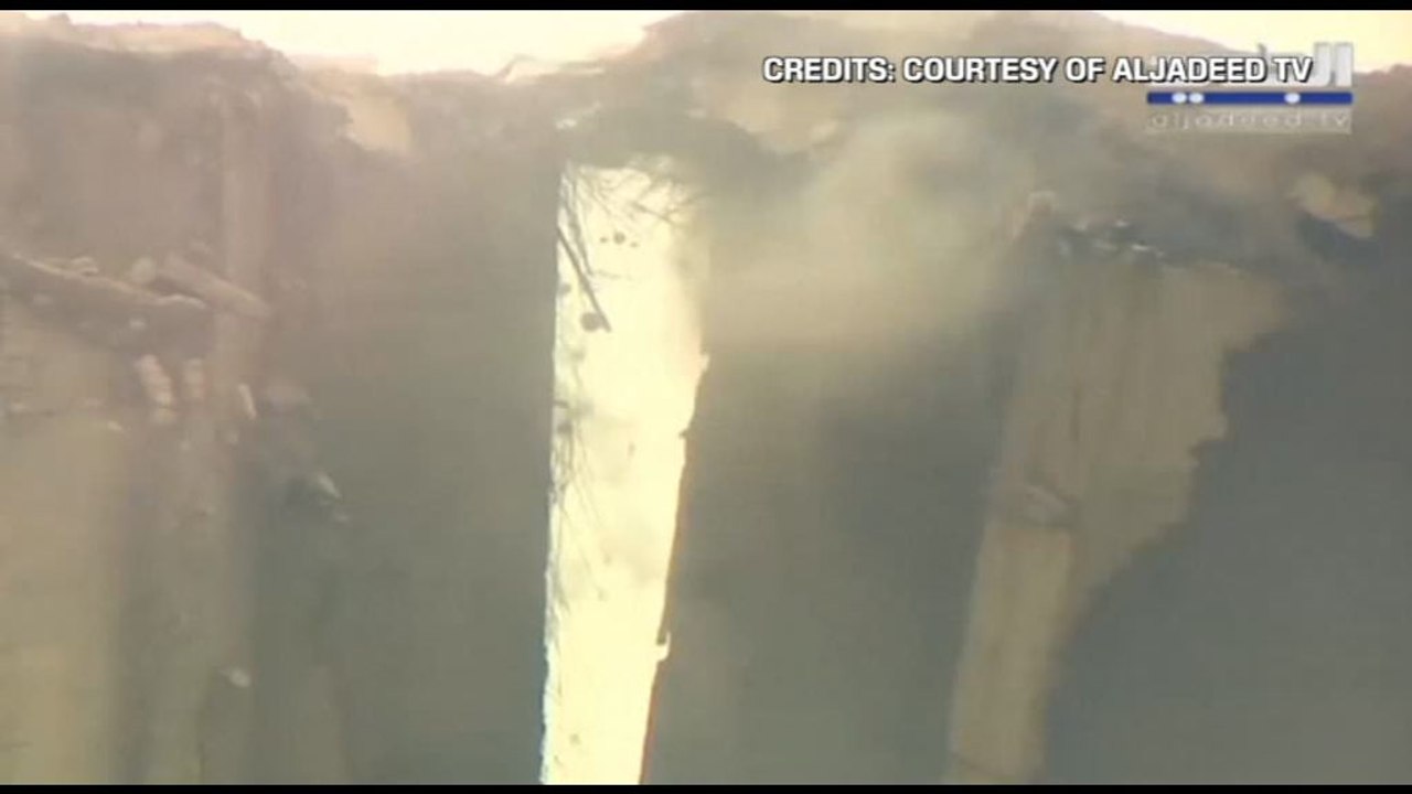 Le immagini del crollo del silos danneggiato nel porto di Beirut