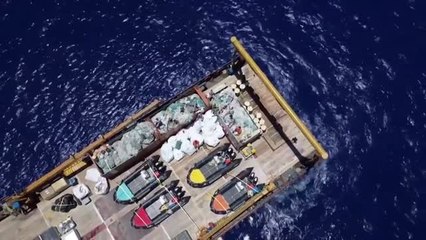 Los integrantes de Papahanaumokuakea Marine Debris limpian las costas de Hawái