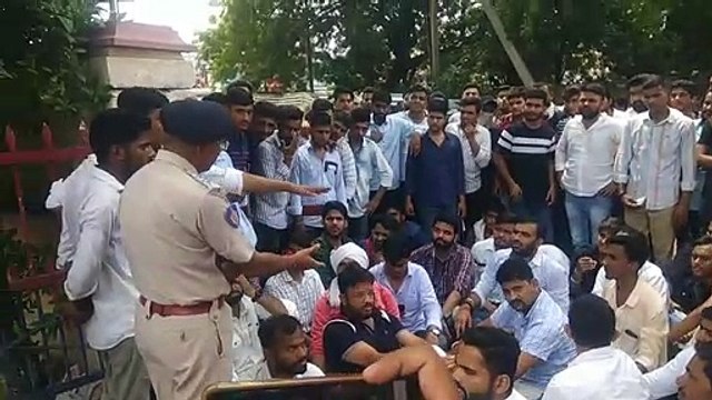 Student Union Election : पुलिस लग्जरी कार थाने लाई तो धरने पर बैठे छात्र नेता, देखें video