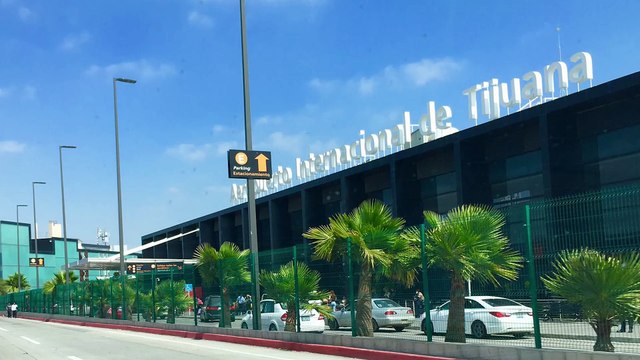 Un sujeto traía un arma y 30 mil pesos dentro de sus maletas fue detenido en el aeropuerto de GDL