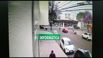 Vídeo mostra colisão entre Fiorino e HB20 na Rua Paraná, no Centro