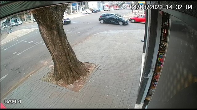 Por outro ângulo: Câmera registra força de impacto entre HB20 e Fiorino no Centro