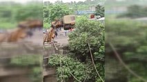 Nehre düşen kamyonu çıkaran vinç de köprüden düştü