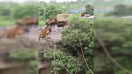 Nehre düşen kamyonu çıkaran vinç de köprüden düştü