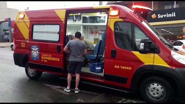 Mulher que conduzia bicicleta elétrica fica ferida em acidente no Centro