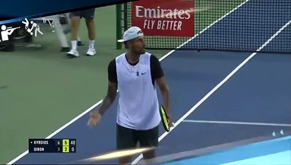 [스포츠영상] "서브 어디로 넣을까요?"…키리오스의 돌발 팬서비스