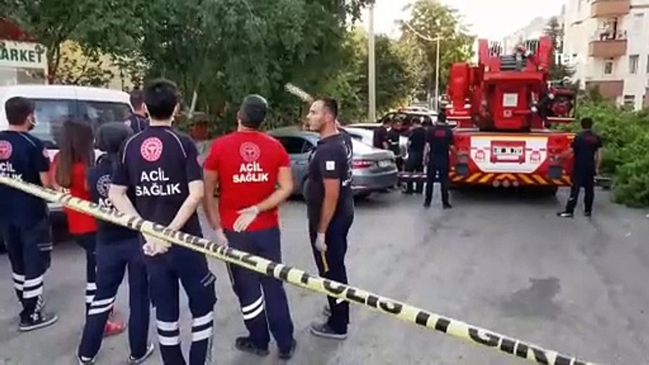 Çocuklarını odaya kilitledi, balkondan bıçakla dehşet saçtı