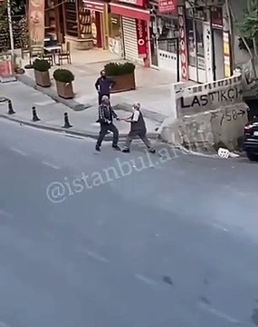 İstanbul'da iki yaşlı vatandaşın tekmeli yumruklu kavgası kameraya yansıdı