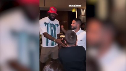 Es TT en EEUU con millones de visitas: el momento que LeBron da la mano a una estrella del fútbol