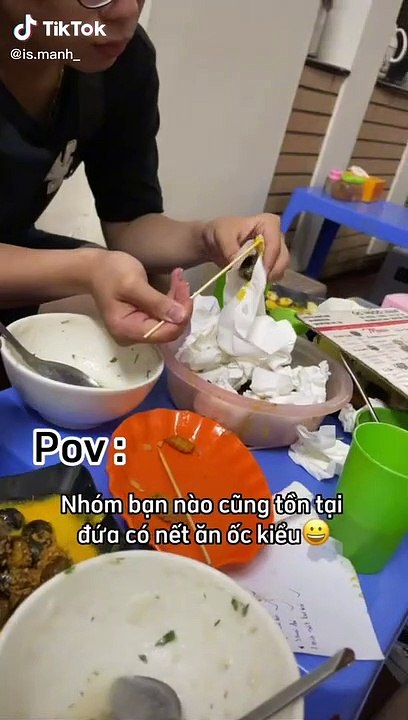 Tranh cãi việc chàng trai cầm ốc bằng khăn giấy vì sợ bẩn tay