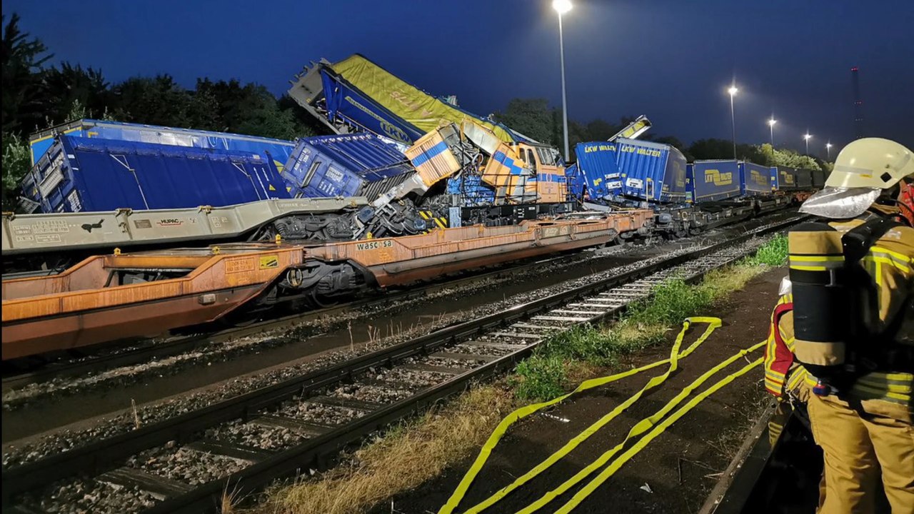Herne: Güterzug entgleist und kracht in Containerwaggons