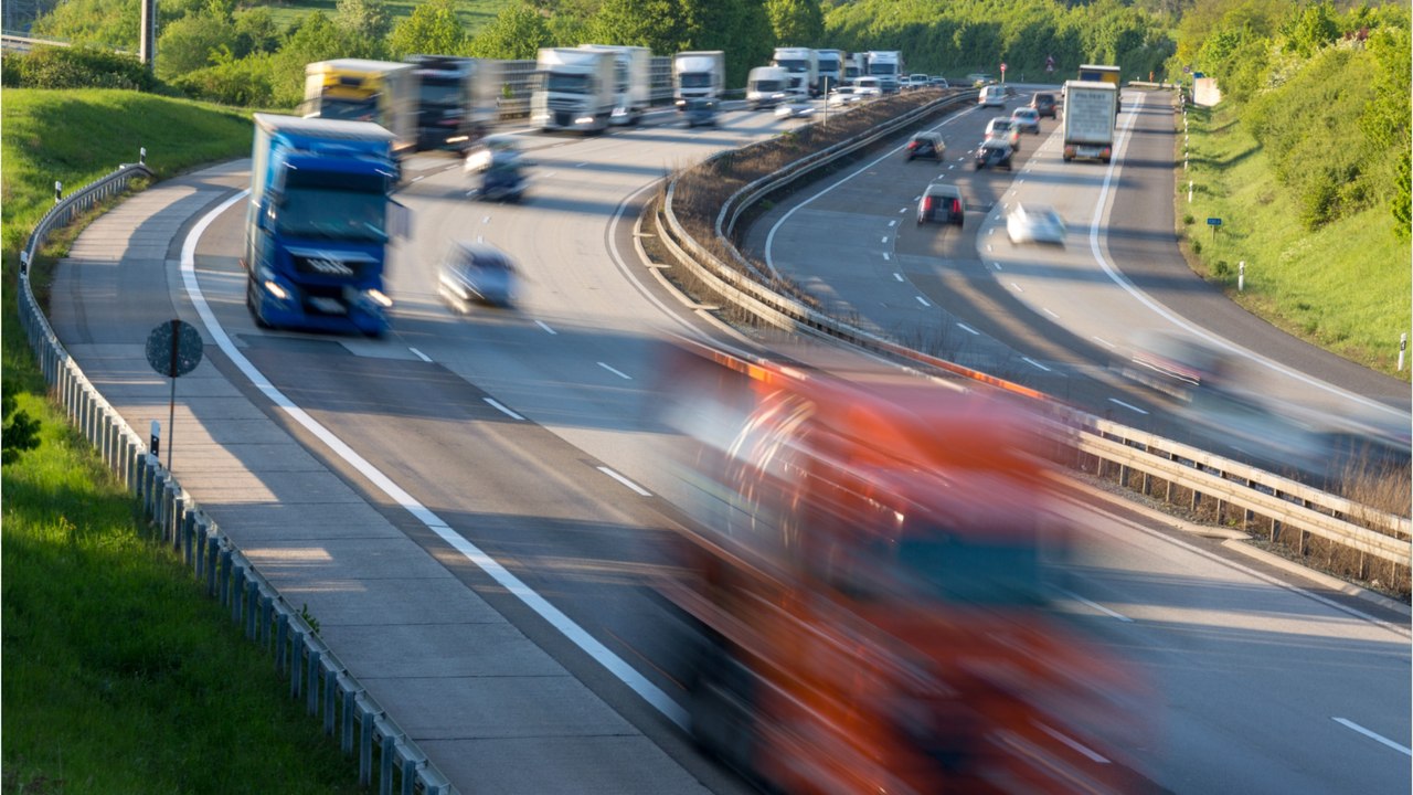 Sprit sparen auf der autobahn: aber nicht zu langsam werden