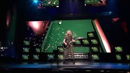 Madonna chante "Material Girl" en live