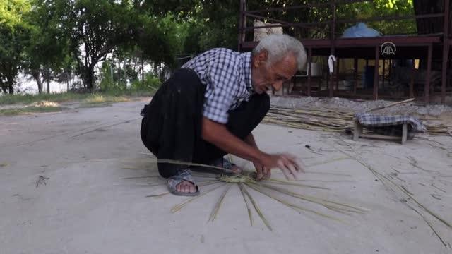 Tufan usta 57 yıldır kamıştan sepet örerek ekmeğini kazanıyor