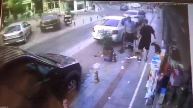 Köpeğine toz geldiği gerekçesiyle temizlik görevlisini dövdü!