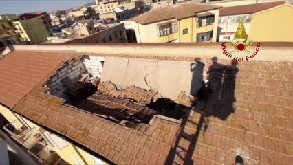 Video herunterladen: Crolla il tetto di un'abitazione a Porto Torres, nessun ferito