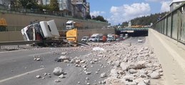 Çekmeköy’de moloz yüklü hafriyat kamyonu devrildi