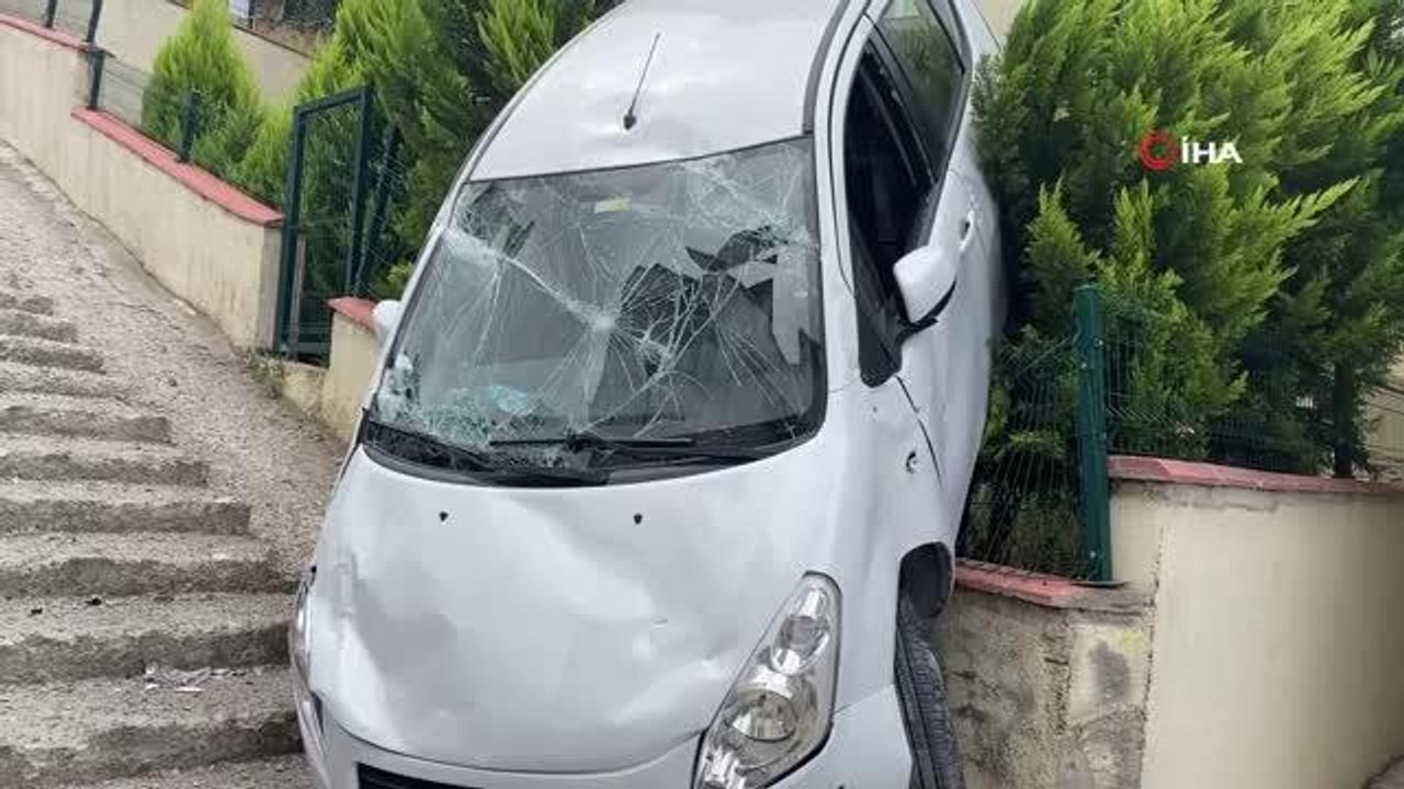 Osmaniye haberi... Merdivenlerden uçan otomobil, bahçe duvarında asılı kaldı