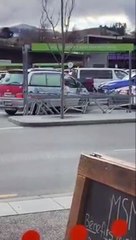 Un automobiliste pense qu'il faut absolument sortir par l'avant d'un stationnement en bataille