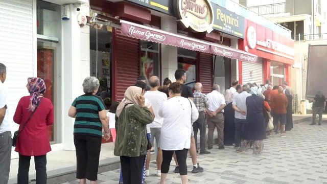 Et yemek isteyen vatandaş 20 TL daha az vermek için sabaha karşı kuyruğa girdi