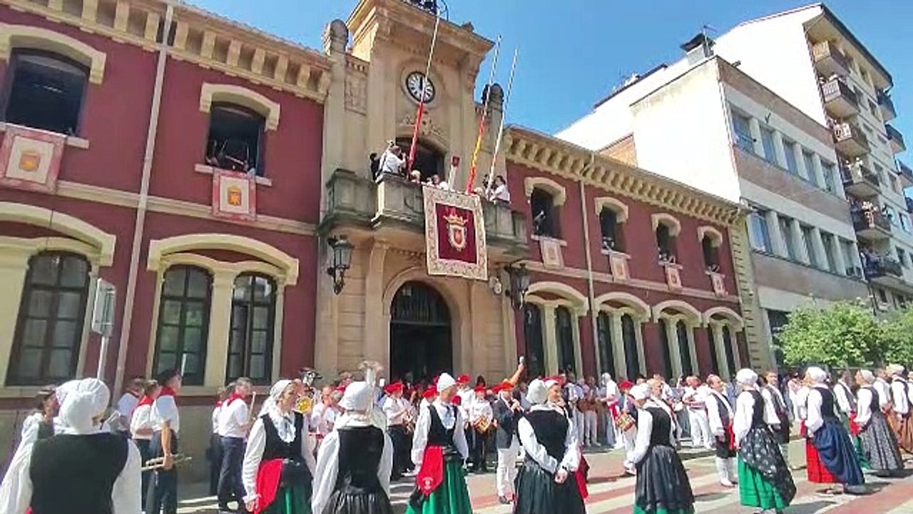 Fiestas de Estella 2022: Lanzamiento del cohete desde el Ayuntamiento