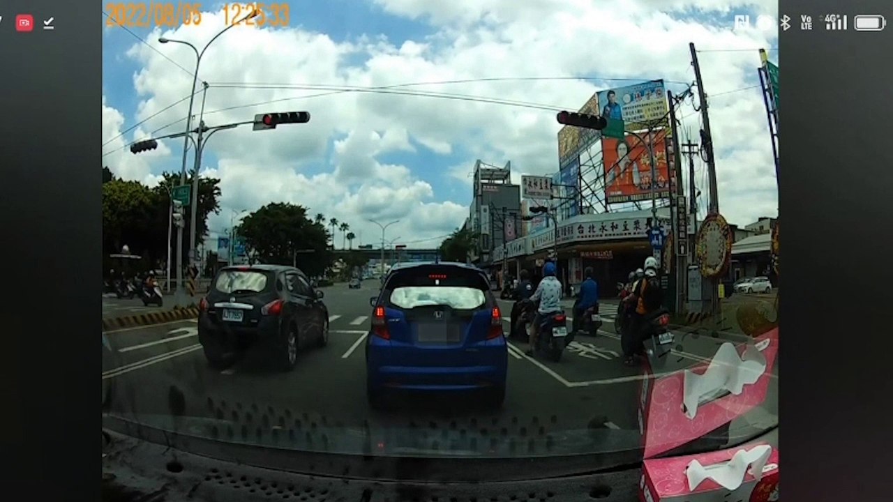 撞擊瞬間曝！台中轎車失控暴衝撞3車 騎士噴飛頭破臟裂命危