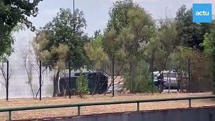 L'IMAGE. Geyser à Toulouse : une voiture se retourne après avoir percuté une borne d'incendie